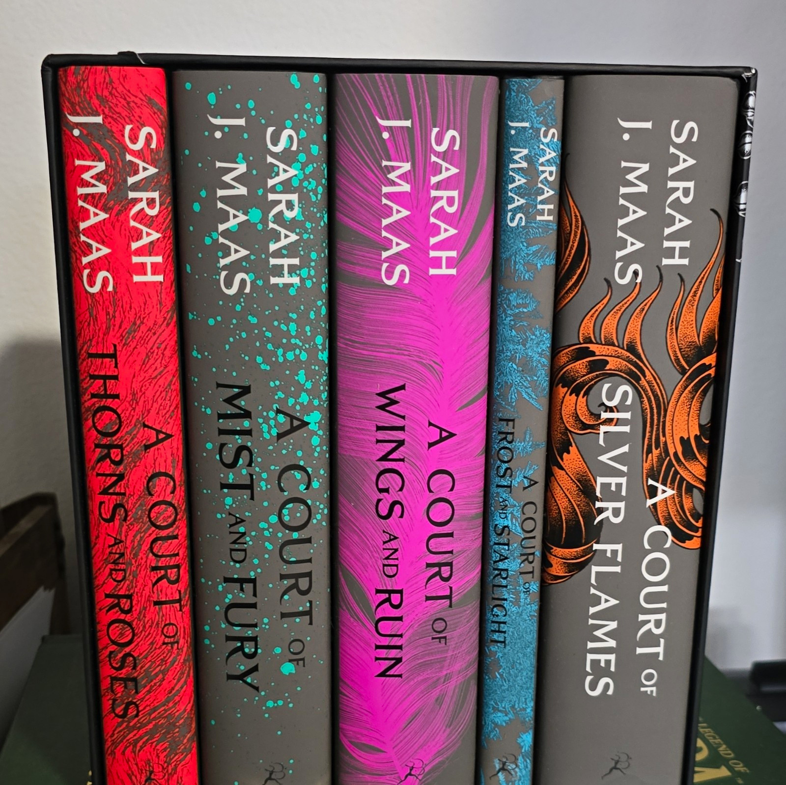 Sarah J. Maas A Court of Thorns and Roses Hardcover With Dust