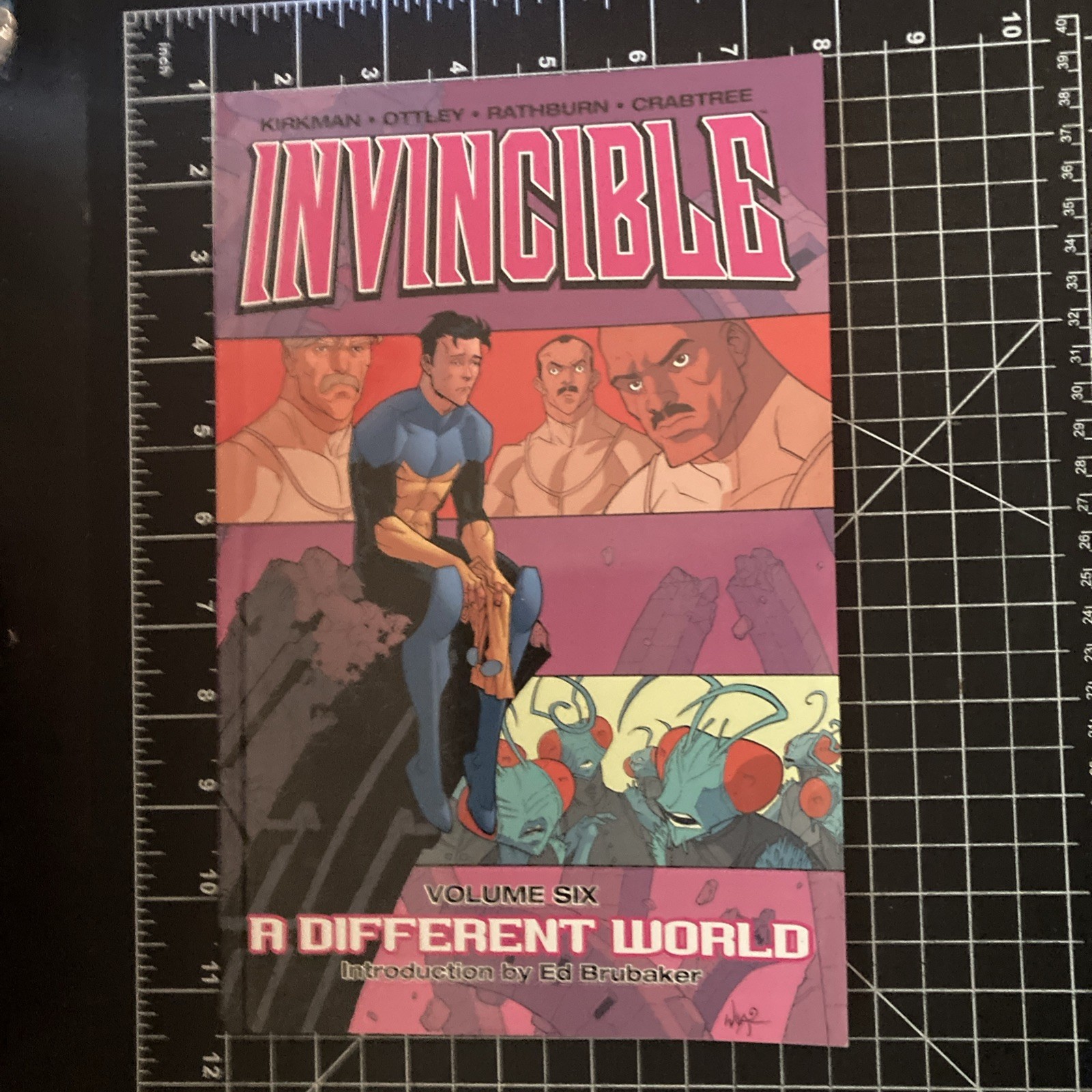 Invincible 6 : A Different World, Paperback by Kirkman, Robert (Image Comics)