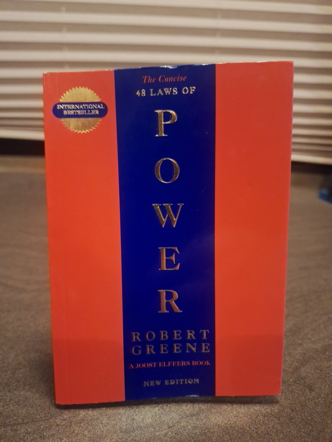The Concise 48 Laws Of Power (The Robert Greene Collection)