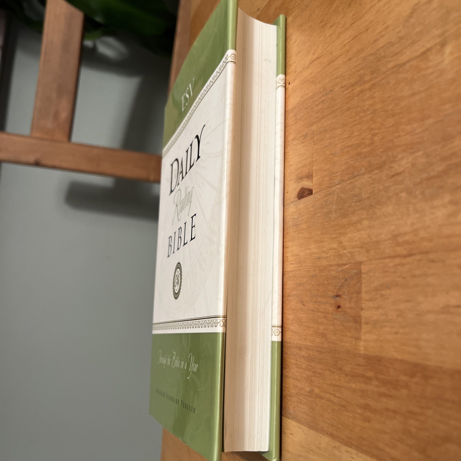 ESV Daily Reading Bible, Hardcover, Through The Bible In One Year — VERY GOOD