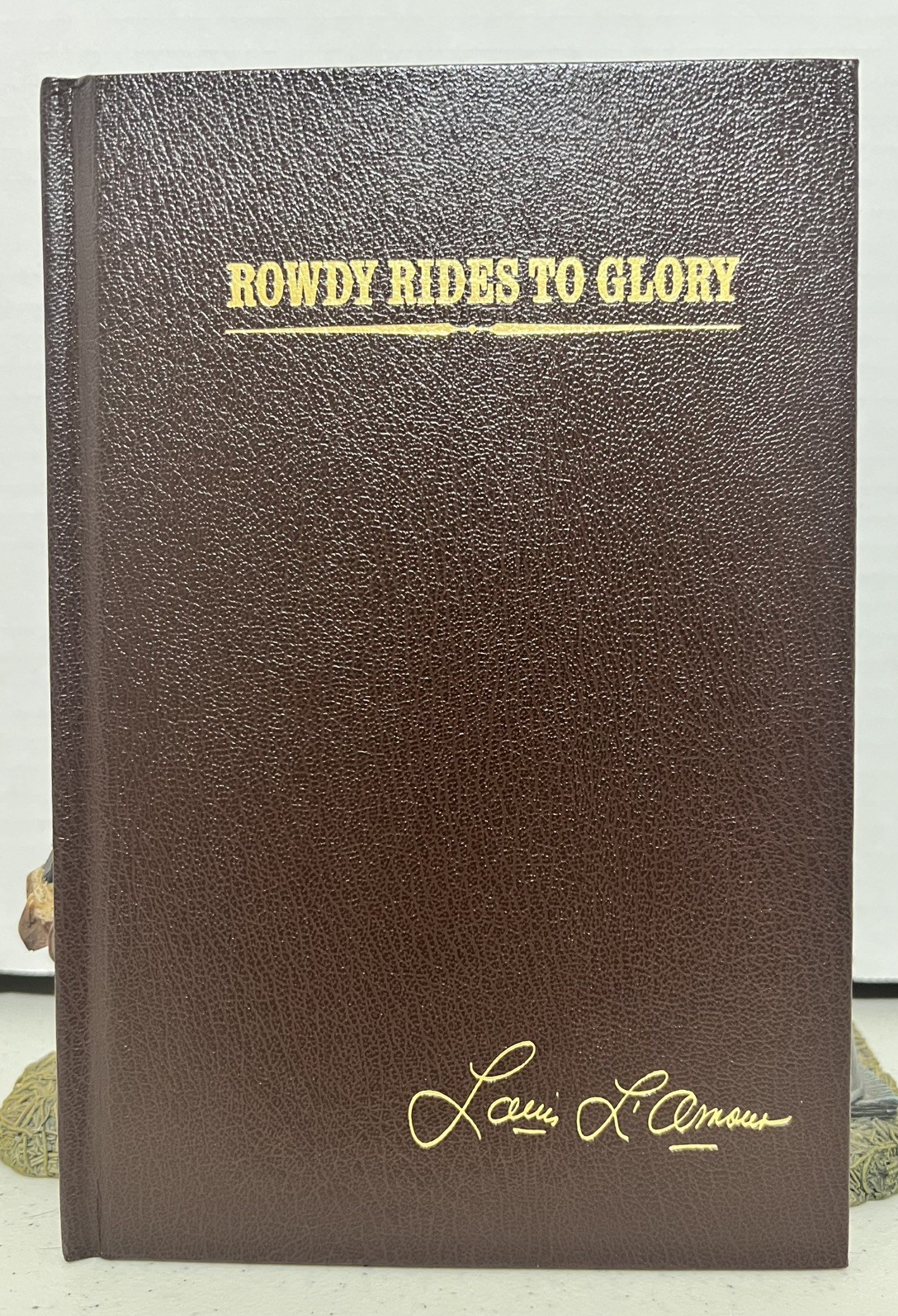 ROWDY RIDES TO GLORY Louis L’Amour Collection Leatherette — LIKE NEW, 1st Print