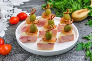Канапе с сыром и ветчиной Канапе с сыром и ветчиной