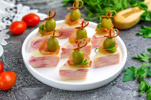 Канапе с сыром и ветчиной Канапе с сыром и ветчиной