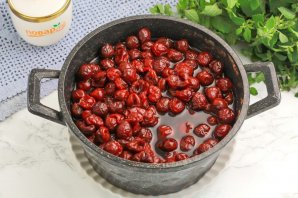 Вишня в собственном соку для тортов